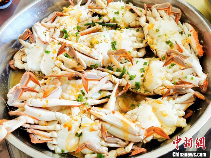 鲜味十足的蒜蓉蒸白蟹 李晓春 摄