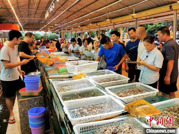 台城乐兴海鲜餐厅食客蜂拥而至 李晓春 摄