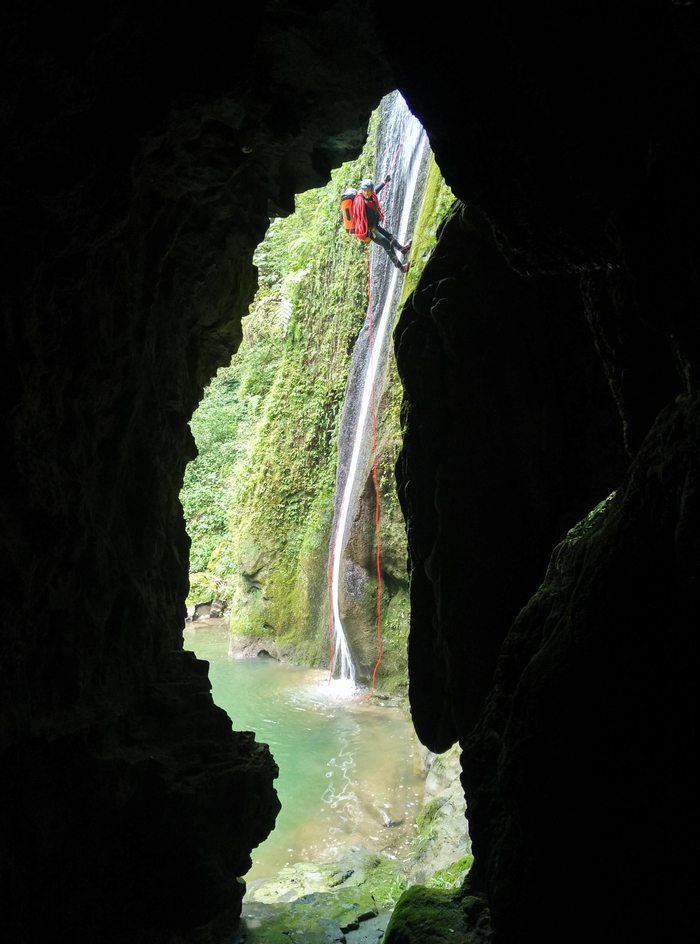  驴友在进行溪降。受访者供图