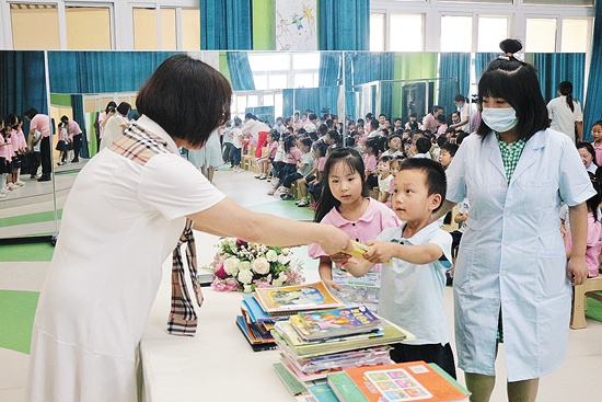 　　合肥幼教集团安巢经开区实验幼儿园的小朋友捐赠图书