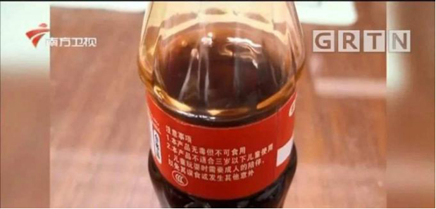 ▲仿可乐的水晶泥玩具（来源：南方卫视）