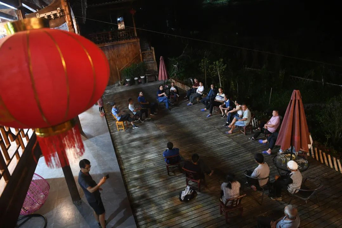 ▲2020年8月1日晚上，枫香河开了一次村小组会议，商讨在藤茶基地打工的事情。新京报记者 王颖 摄