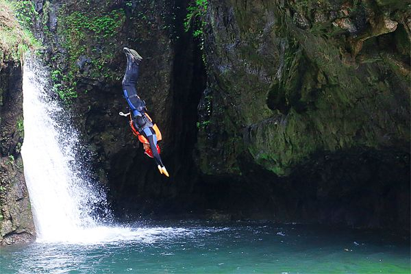 驴友在玩“跳潭子”。受访者供图