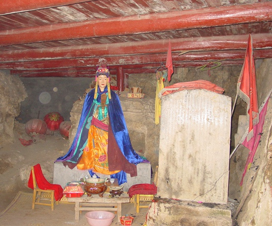 　　织女洞内的织女塑像与宋代碑刻 叶涛/摄