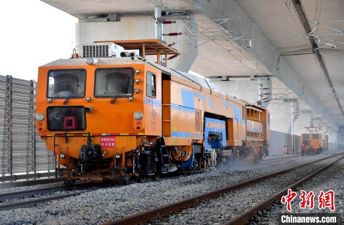 图为高精度的大型养路机械车福平铁路平潭海峡公铁两用大桥上作业，这是该座大桥启动静态荷载试验后的首轮线路精调作业。　记者 张斌 摄