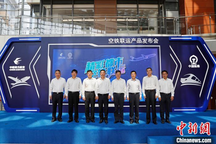 东航携手国铁路全面实现系统对接，“空铁联运”产品正式上线。　殷立勤 摄