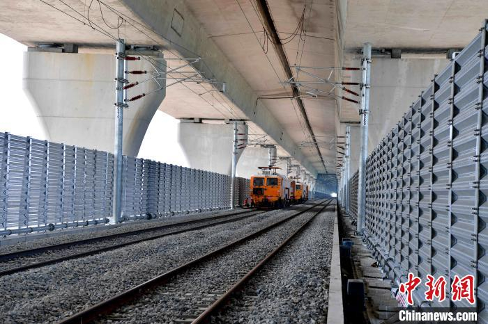 图为高精度的大型养路机械车福平铁路平潭海峡公铁两用大桥上作业，这是该座大桥启动静态荷载试验后的首轮线路精调作业。　记者 张斌 摄