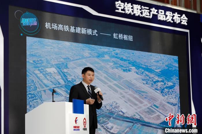 东航客户委员会副总经理、电商公司总经理上官雪民介绍产品。　殷立勤 摄