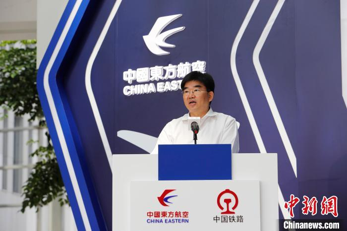 东航集团党组成员、副总经理冯德华致辞。　殷立勤 摄