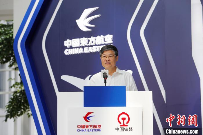 国铁集团党组成员、副总经理李文新致辞。　殷立勤 摄