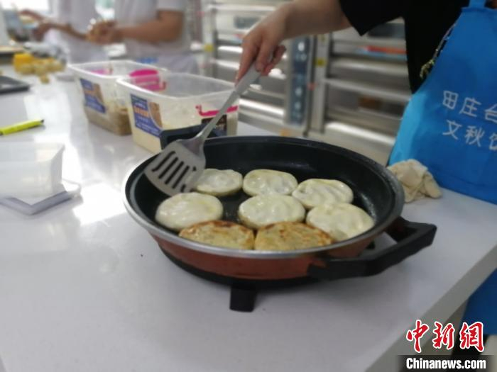 田庄台镇非遗小吃。　李晛 摄