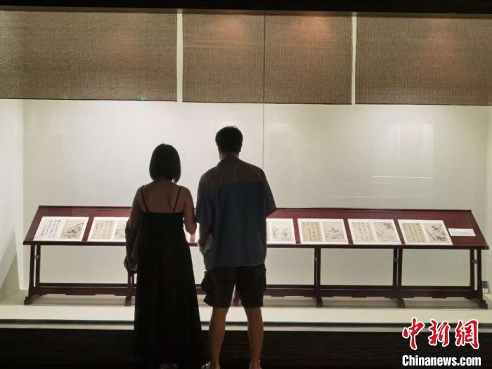 民众参观担当禅师书画作品。　胡健 摄