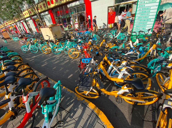 石榴庄地铁站外共享单车占路