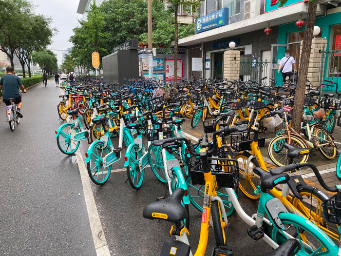 白堆子地铁站外共享单车占道
