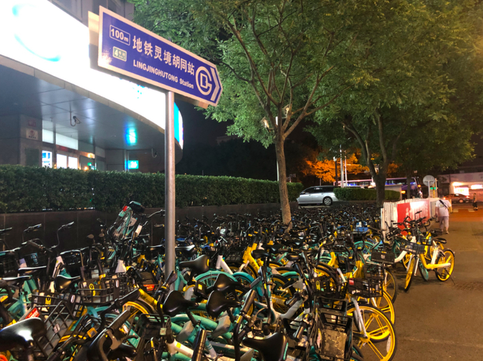 辟才胡同东口，灵境地铁站附近人行横道被共享单车攻占