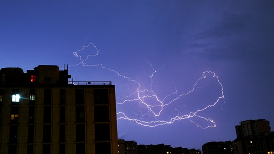8月9日夜，北京电闪雷鸣。视觉中国供图