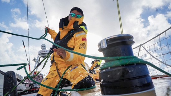     郑毅在航海中。郑毅/供图