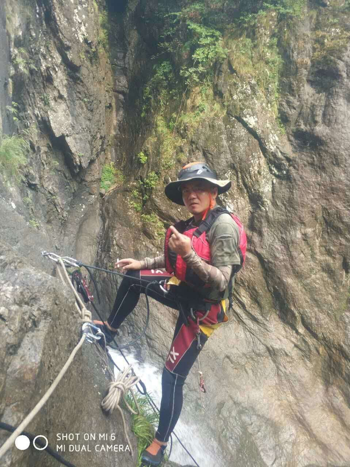  邵峰在进行溪降。受访者供图