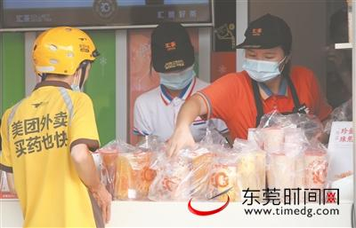 ▲南城莱蒙商业中心附近，外卖小哥正在一家奶茶店取外卖，这些奶茶大多使用一次性塑料制品包装 记者 陈栋 摄