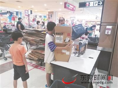 ▲汇一城永旺超市，市民使用超市提供的免费纸皮箱打包 见习记者 陈美任 摄