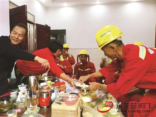 ■居民邀请施工人员到家里品尝美食