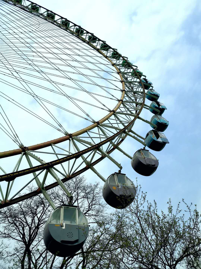 　　2020年4月7日，龙潭中湖公园举行植树活动，记者在现场看到，摩天轮仍在，但部分钢结构已经锈蚀。摄影/新京报记者 李玉坤