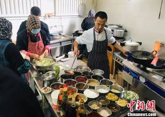 资料图：村民们做着农家饭。艾庆龙 摄