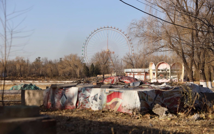 　　2018年12月17日，原北京游乐园，摩天轮还矗立在公园中央，湖面已经干涸，长满杂草。摄影/新京报记者 王贵彬
