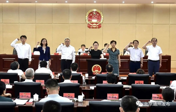  ▲被任命人员进行了庄严的宪法宣誓。 