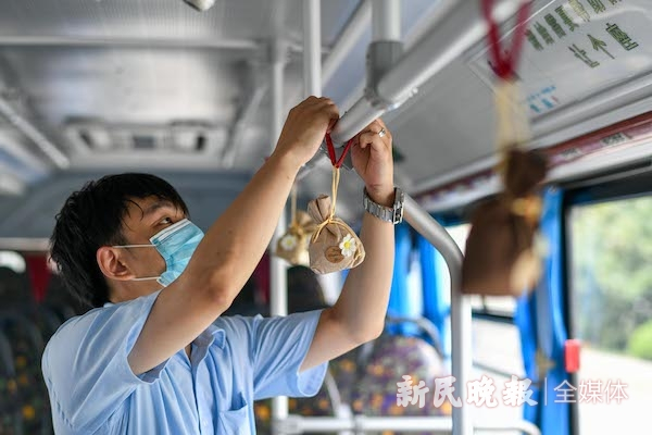 图说：驾驶员在公交扶手上挂上香囊杀菌消毒 新民晚报记者 陈梦泽 摄