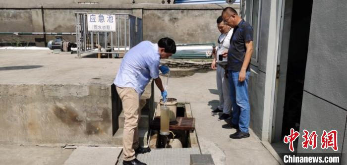 监测人员在南通鸿富达利化工有限公司现场采样。江苏省生态环境厅供图