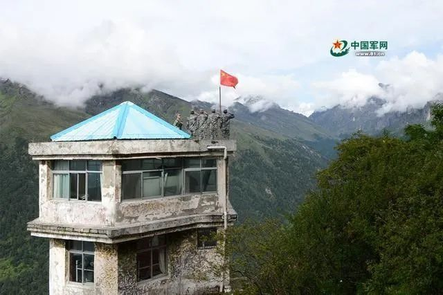 图为拉则拉哨所官兵进行升国旗仪式。图源：解放军报|李国涛