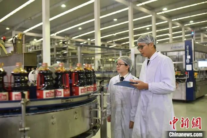 资料图：广州海关关员对出口调味品企业进行定期监管。廖鉴康 摄