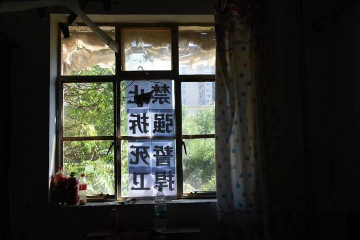 多名住户在窗户贴了黑色大字：“誓死捍卫，禁止强拆”。 本报实习记者郑丹/摄影