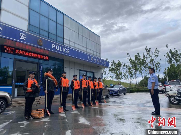 当地民警提前准备相关物资，做好备战台风的准备。　许笠群 摄