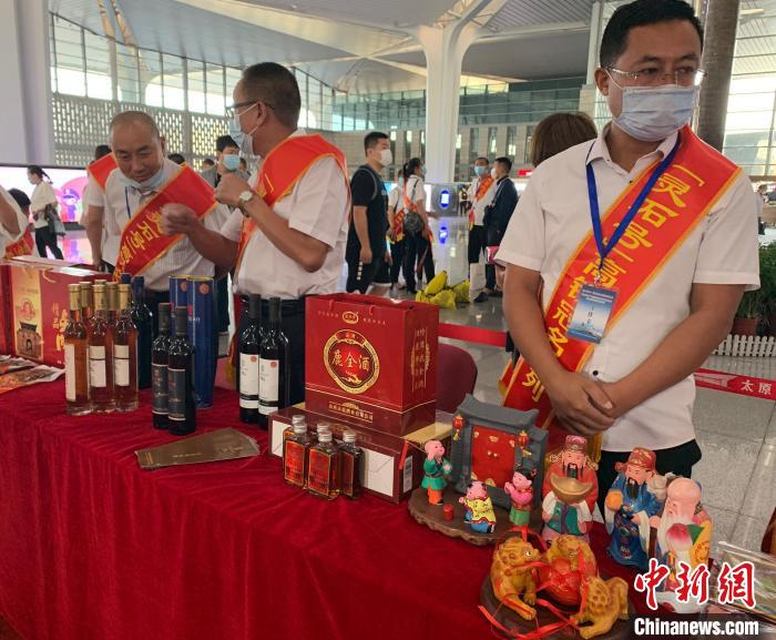     活动当天，灵石县还在候车厅和冠名车厢内举行了一系列的互动活动。　刘小红　摄