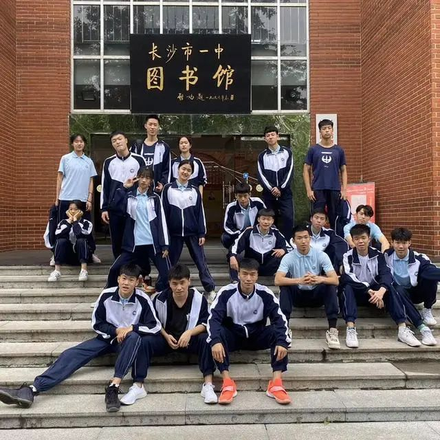 △罗子欣（中）和同学们