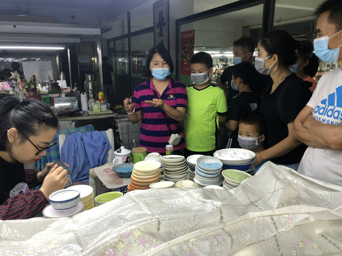 讲解员（左二）为市民讲解景泰蓝制作工艺