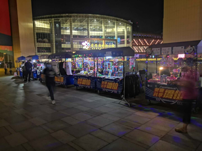 爱琴海购物公园的夏夜，琳琅满目