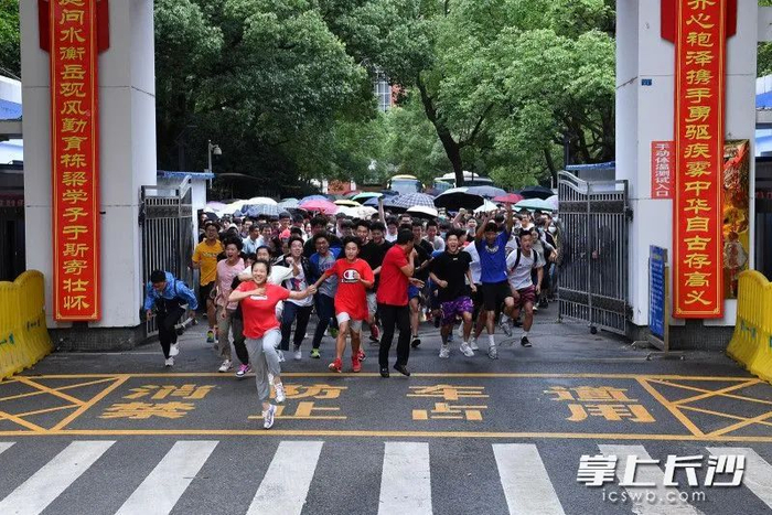 △第一位红衣女生即是罗子欣