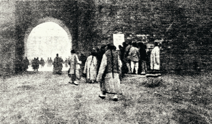 在纷扰不安的首都，布告总是备受关注，在城门上及其他公众场合随处可见。图为北京哈德门上张贴的布告。