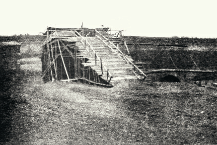 清军建起斜坡，以便将沉重的大炮吊起运到北京的城墙上。