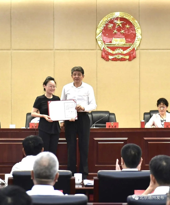  ▲区人大常委会主任李玉君（右）向郑皓颁发任命书。 