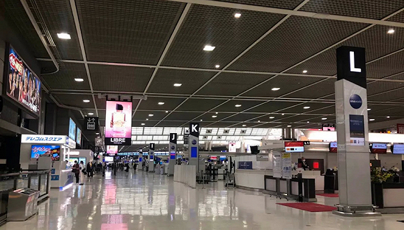 疫情下的东京成田机场 图片来源：厚朴方舟