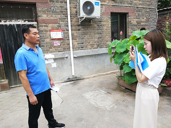 图为朱国亮接受采访