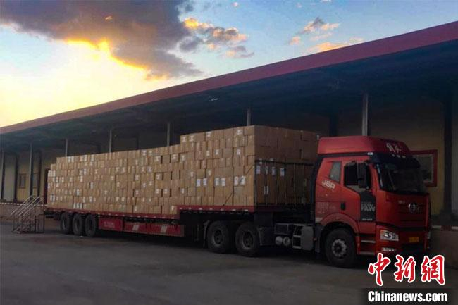 这是敦煌红枣首次进入欧洲市场。图为装车待发货的敦煌红枣。兰州海关供图