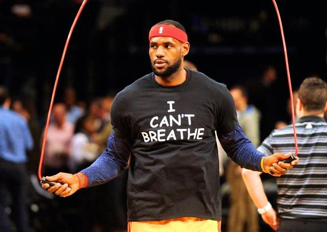詹姆斯当年穿上了“我不能呼吸”的黑色T恤。