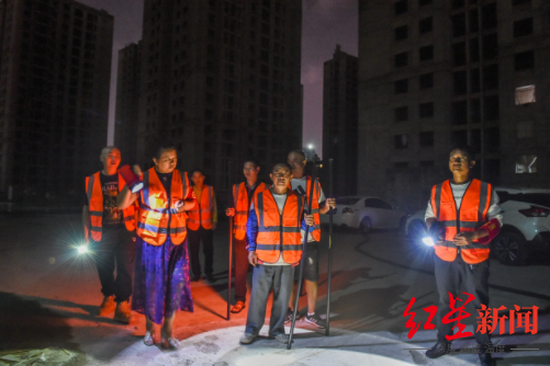  小区业主组建夜间巡逻队维护小区治安