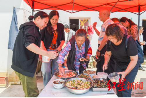  小区居民们搭伙一起吃饭