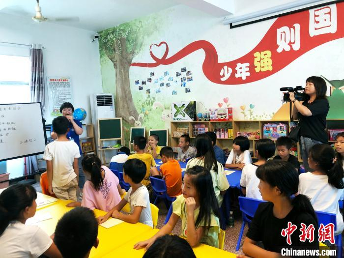 记者26日下午采访了重文村“儿童之家”，工作人员正讲解谨防性侵安全知识。　袁汝晶 摄